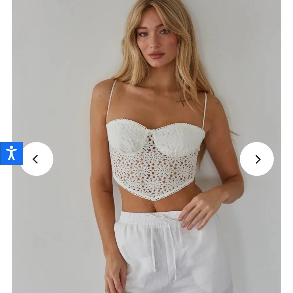 White lace going out top with a V hem and adjustable bow tie in the back. - Picture 4 of 4